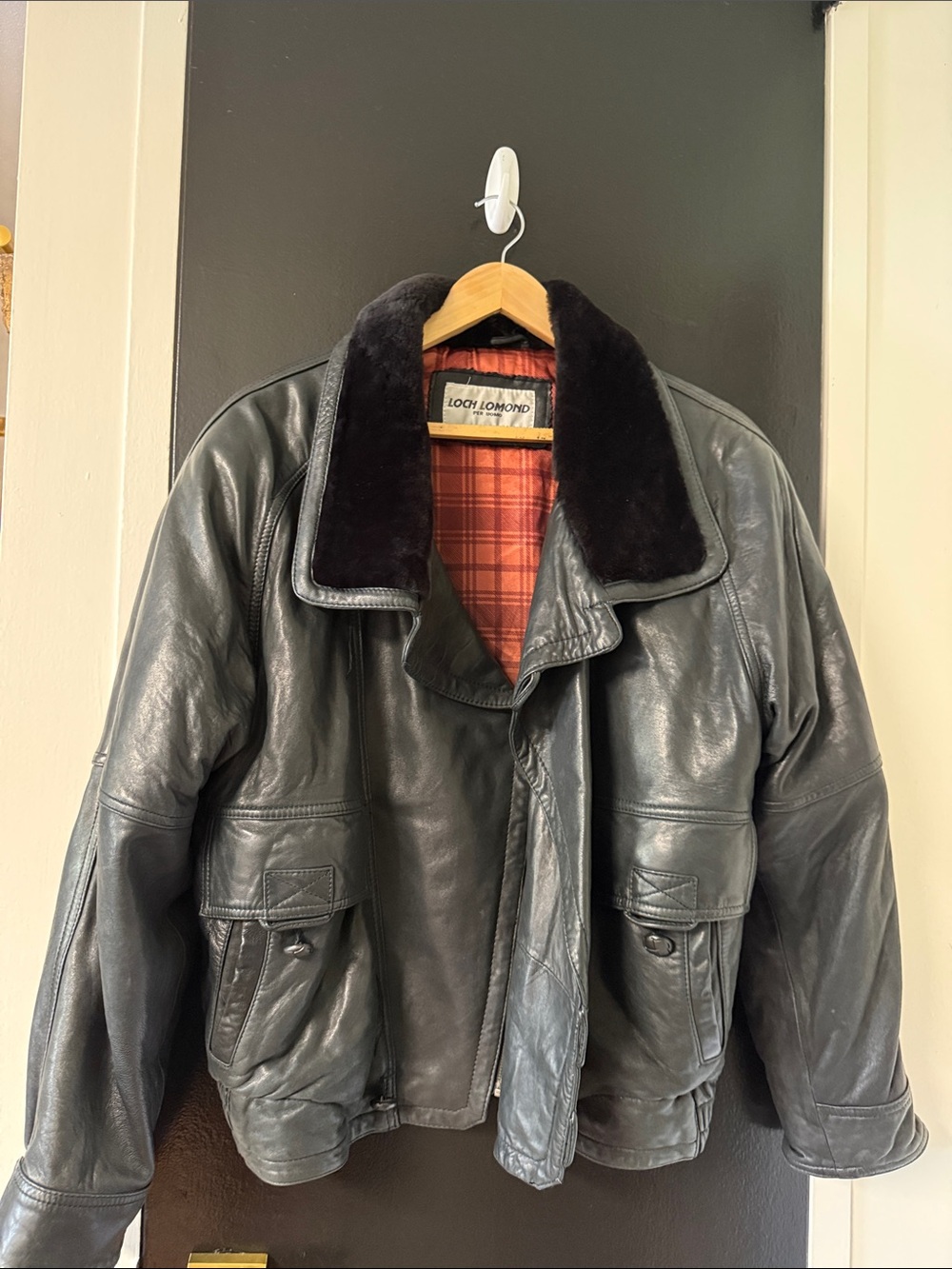 LOCH LOMOND vintage black leather flight/bomber jacket with plush collar
